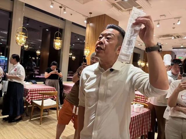 一小时却说“恶心”明天起全国所有门店上线“罗永浩菜单”AG真人登录西贝创始人:罗永浩方结账时攒了会员积分走后(图3) 一小时却说“恶心”明天起全国所有门店上线“罗永浩菜单”AG真人登录西贝创始人:罗永浩方结账时攒了会员积分走后(图3)